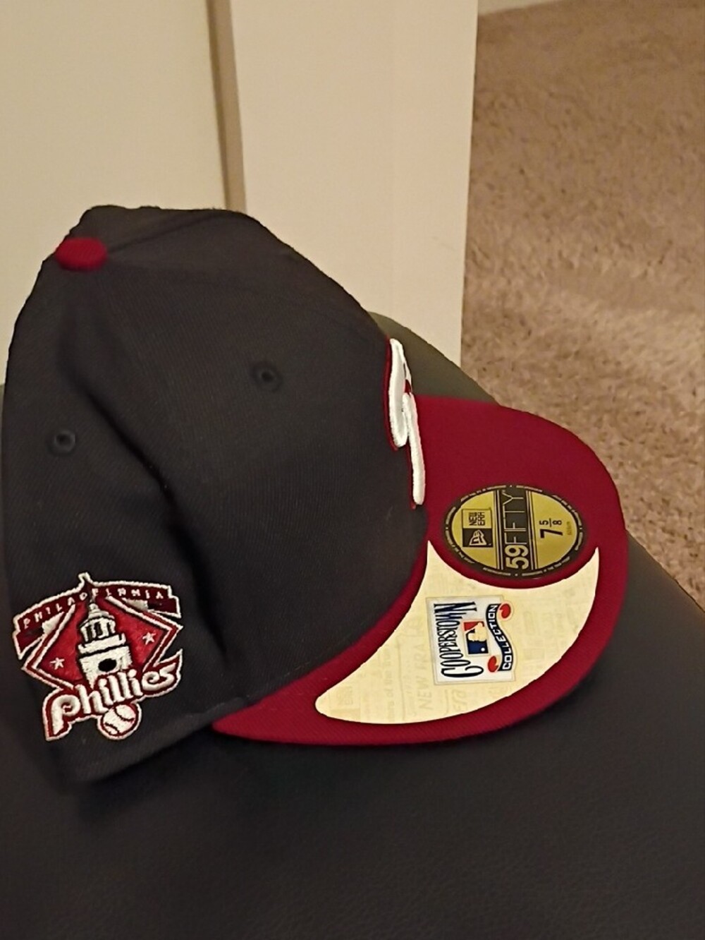 New Era Black & Red Philadelphia Phillies 59FIFTY Fitted Cap - Picture 2 of 4